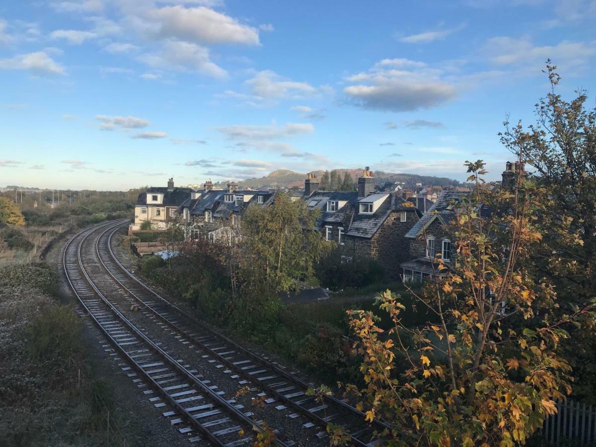 Platform 13 Railway Cottage Конуи Екстериор снимка